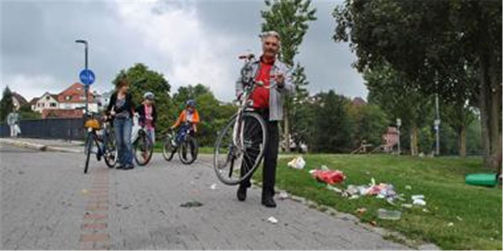 Achtung ! Radfahrer müssen absteigen, weil beim Kinderspielplatz nicht nur Abfälle, sondern auch Scherben liegen. Foto: Stahlfeld
