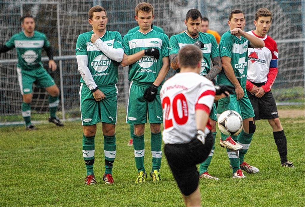 Achtung, ab jetzt wird wieder scharf geschossen! Die SpVgg Zaisersweiher (grüne Trikots) hat eine starke Vorrunde gespielt und sich in der Kreisliga gut etabliert. In der Rückrunde, die am Samstag beginnt, muss die Mannschaft ihre Leistung bestätigen, fordert Trainer Jürgen Widmann. 