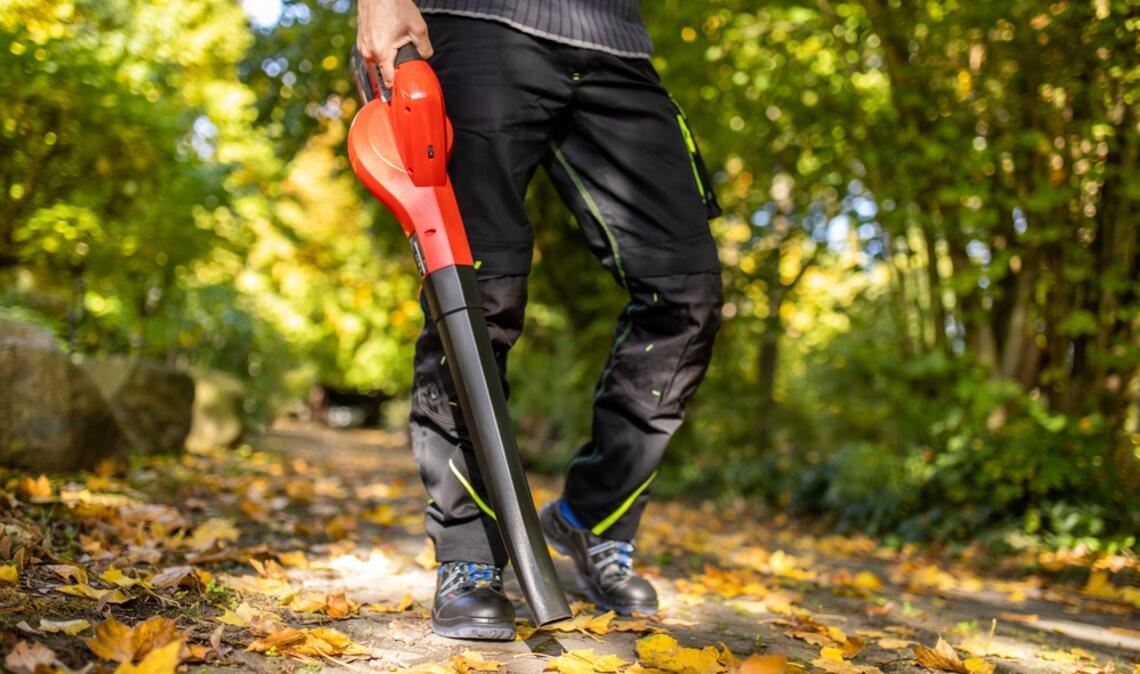 Achtung, der Laubbläser darf nur zu diesen Zeiten zum Einsatz kommen.