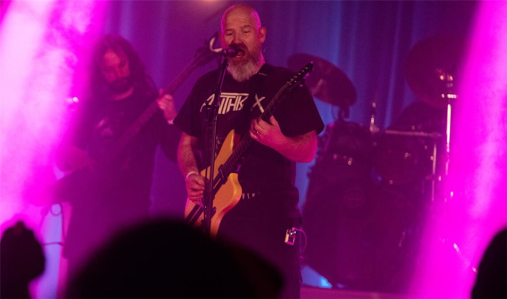 „Acidbait“ heizt dem Publikum in Pinache ein. Foto: Fotomoment