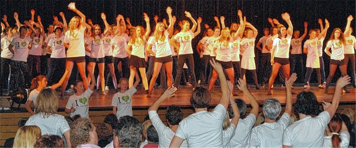 Action auf der Bühne und davor: Mit einem Flashmob starteten die 170 Aktiven von Gym & Dance mit ihrem Publikum in den Abend.