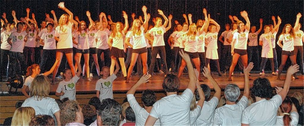 Action auf der Bühne und davor: Mit einem Flashmob starteten die 170 Aktiven von Gym & Dance mit ihrem Publikum in den Abend.