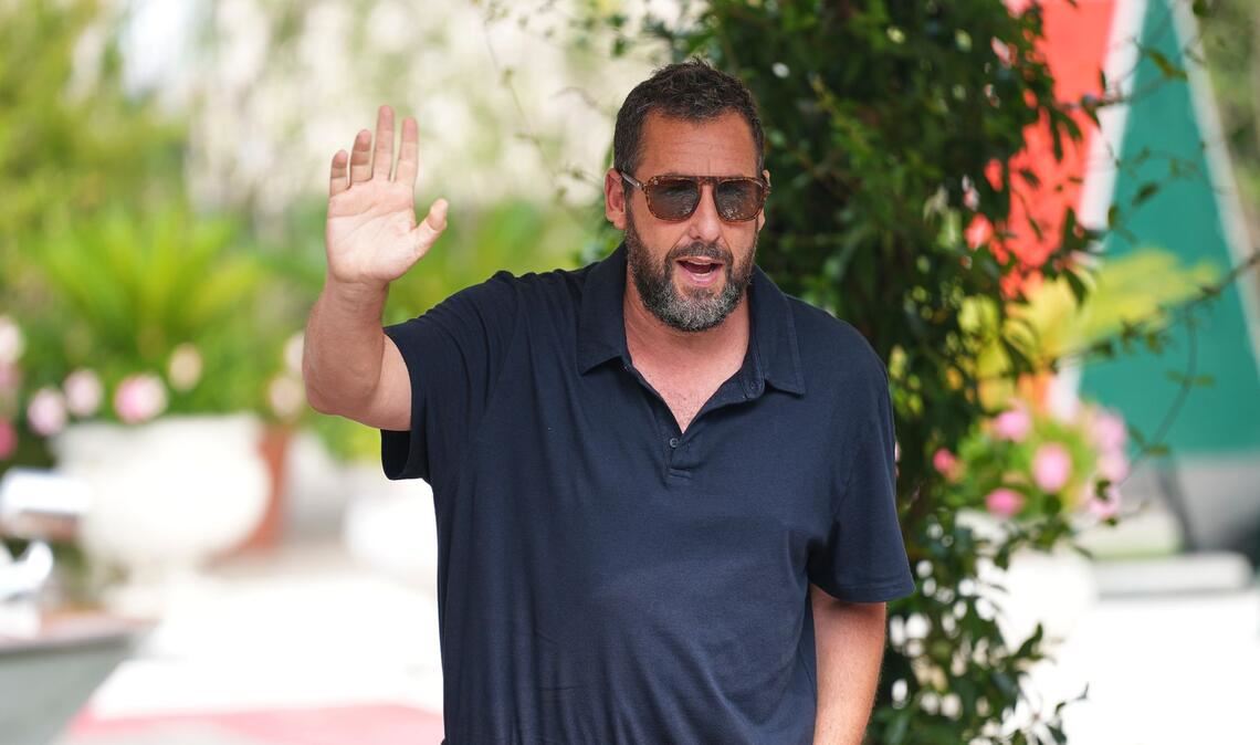 Adam Sandler ist in "Jay Kelly" an der Seite von George Clooney zu sehen.