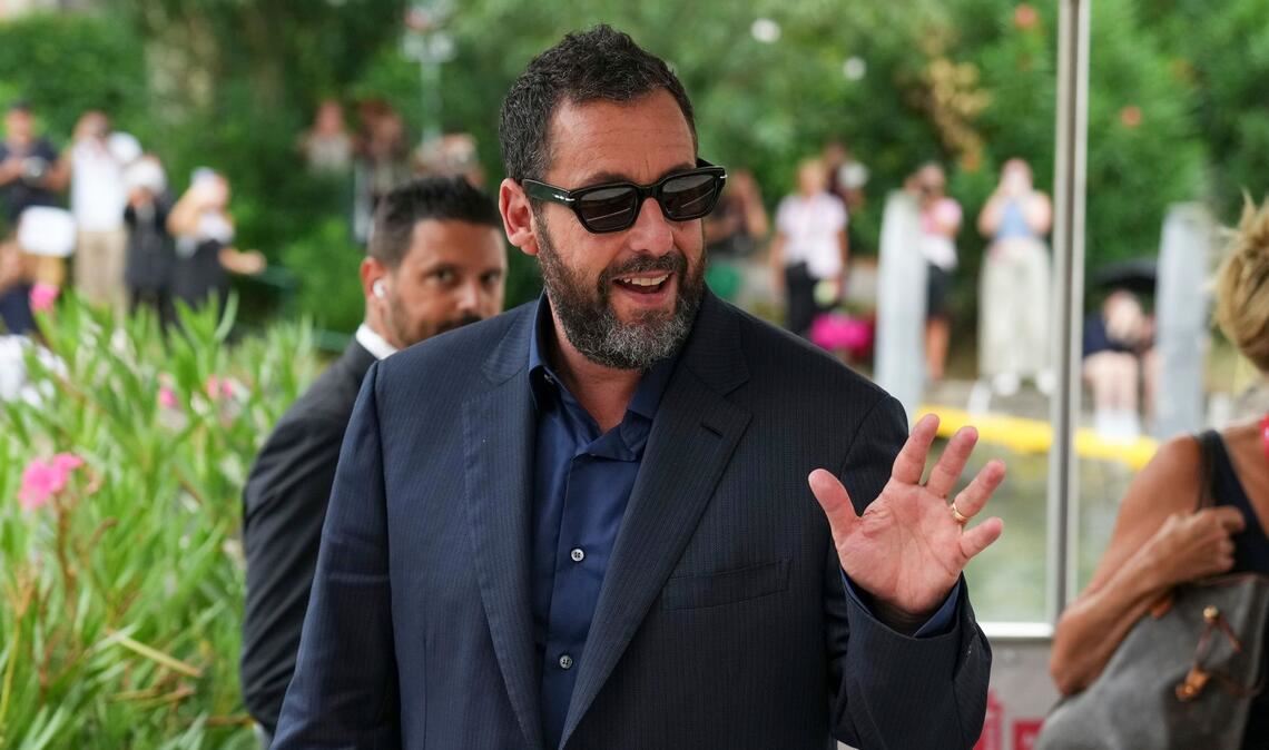 Adam Sandler spielt in "Jay Kelly" an der Seite von Clooney.