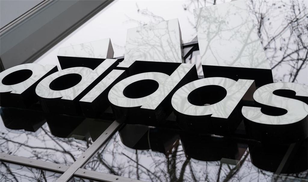 Adidas ist aus der Tarifbindung ausgetreten. Die Gewerkschaft wehrt sich gegen den Schritt.