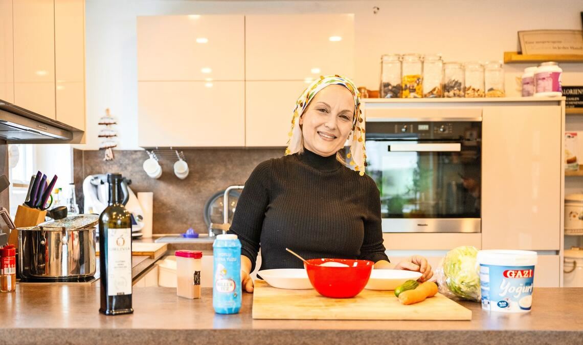 Adile Dibek in ihrer Küche im südlichen Alb-Donau-Kreis – hier entstehen ihre schwäbischen Kochvideos für soziale Netzwerke.