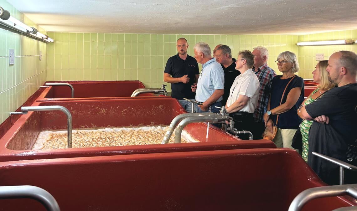 Adler-Bräu-Inhaber Leopold Volk führt die Besucher unter anderem in den Gärkeller und sagt: „Es darf erst Bier heißen, wenn die Hefe dazukommt.“ Fotos: Schüller