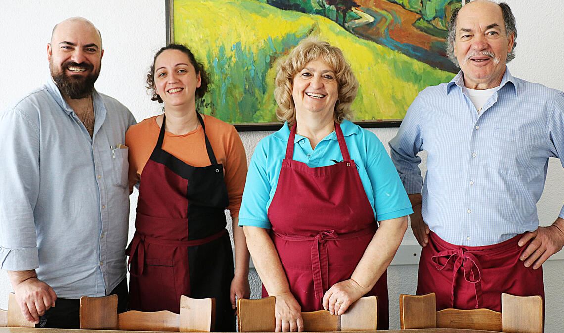 Adler-Pächter seit 2014 (von rechts): Wirtspaar Christos und Theodora Nikoudis mit Sohn Georgios (links) und seiner Frau Eleni Dolaptsi in der Iptinger Kreuzbachhalle. Foto: Wewoda