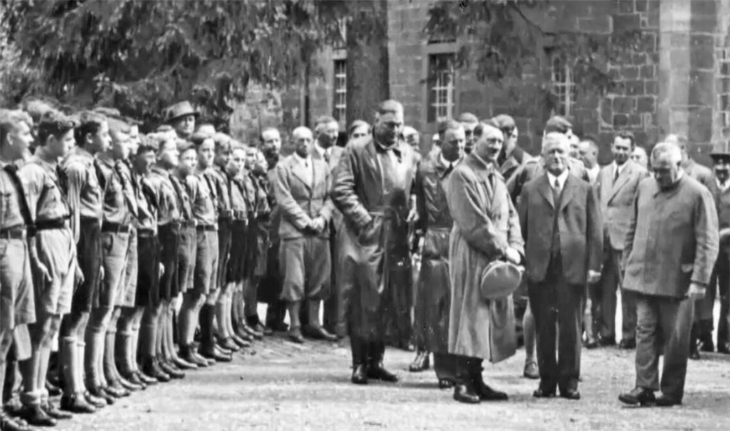 Adolf Hitler im Maulbronner Klosterhof: Die Stadt wehrt sich gegen den Eindruck eines Films, sie würde die NS-Zeit, speziell die Situation der damaligen Zwangsarbeiter, nicht gründlich aufarbeiten. Auch im Gemeinderat gibt es deutliche Kritik an der TV-Doku „Geraubtes Wirtschaftswunder – Die übertünchte Vergangenheit der Deutschen“. Foto: Screenshot/Stadtarchiv