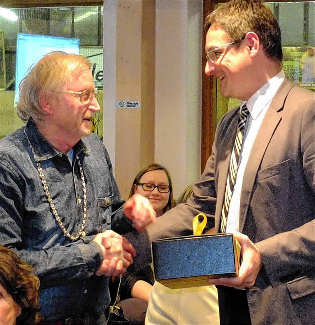 Adolf Pfeil (li.) erhält von Frank Reutter, dem Präsidenten des Württembergischen Pferdesportverbandes, die Verbands-Ehrennadel in Silber überreicht.