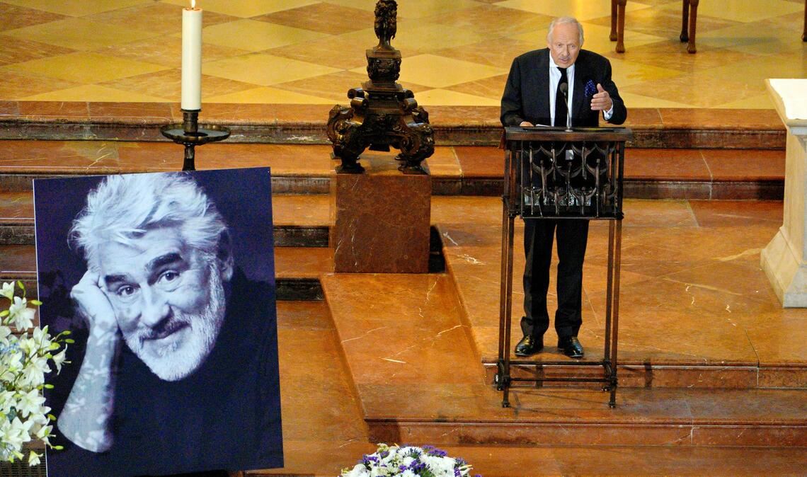 Adorf Kollege Axel Milberg hielt einer der Trauerreden.