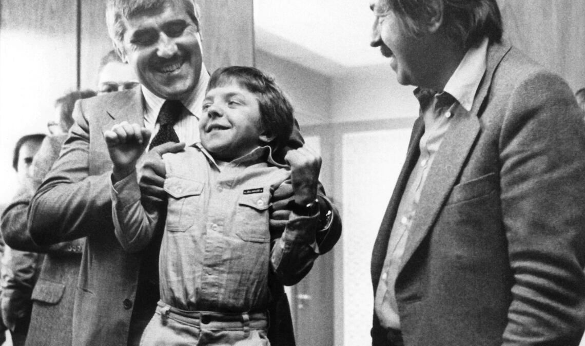 Adorf hebt den damals 12-jährigen Hauptdarsteller von "Die Blechtrommel" hoch. (Archivbild)