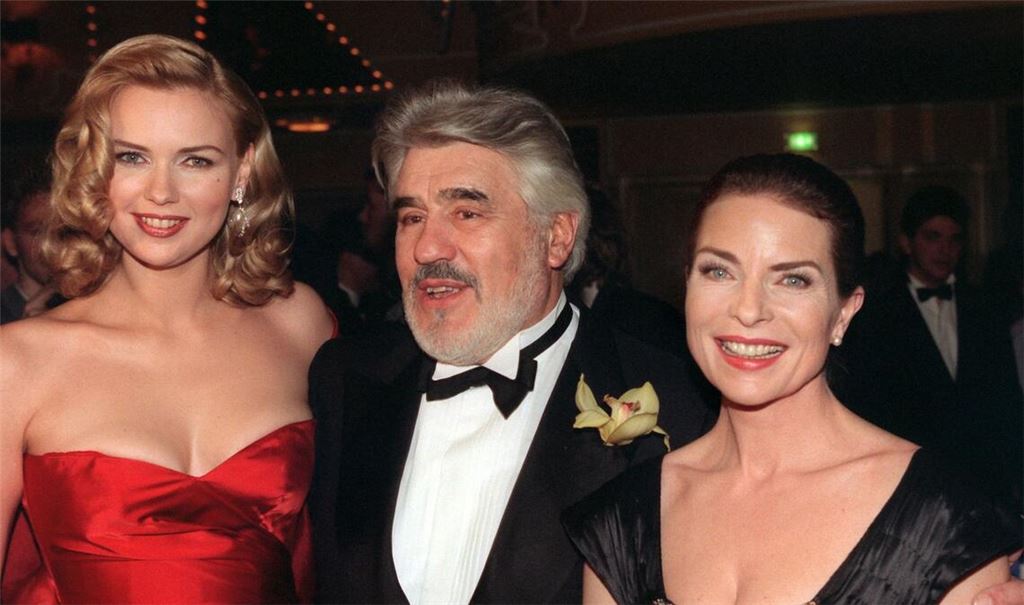 Adorf spielte u.a. mit Veronica Ferres (l) und Gudrun Landgrebe in "Rossini". (Archivbild)