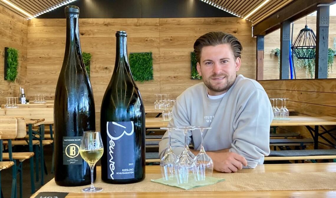 Adrian Beurer mit Methusalem-Flaschen von seinem Riesling und Johannes Bauerles Sauvignon Blanc.