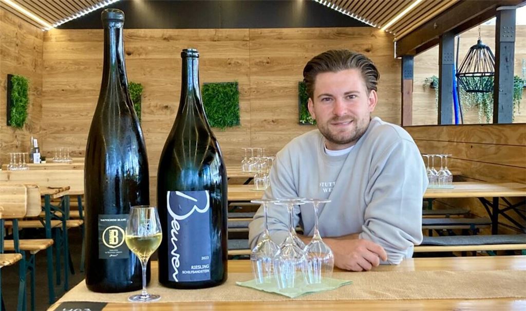 Adrian Beurer mit Methusalem-Flaschen von seinem Riesling und Johannes Bauerles Sauvignon Blanc.