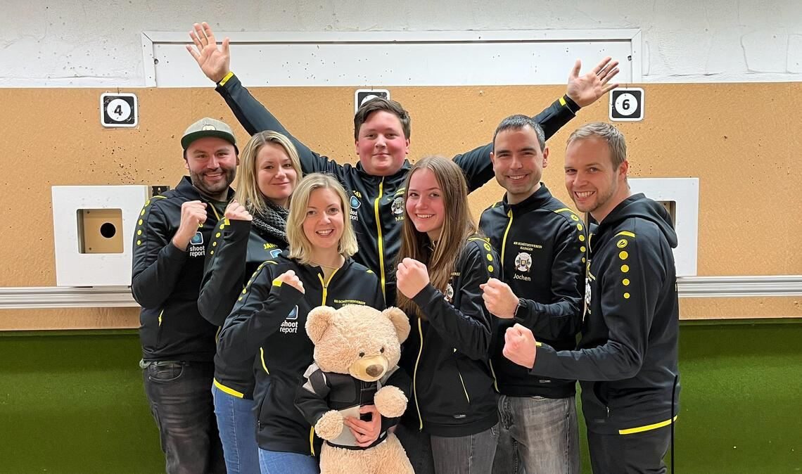 Adrian Mannhardt, Jenny Gneiser, Sina Gilmore, Max Fink, Jana Hinkel, Jochen Palmer, und Markus Burkhardt (v.li.) feiern die Meisterschaft. Foto: privat