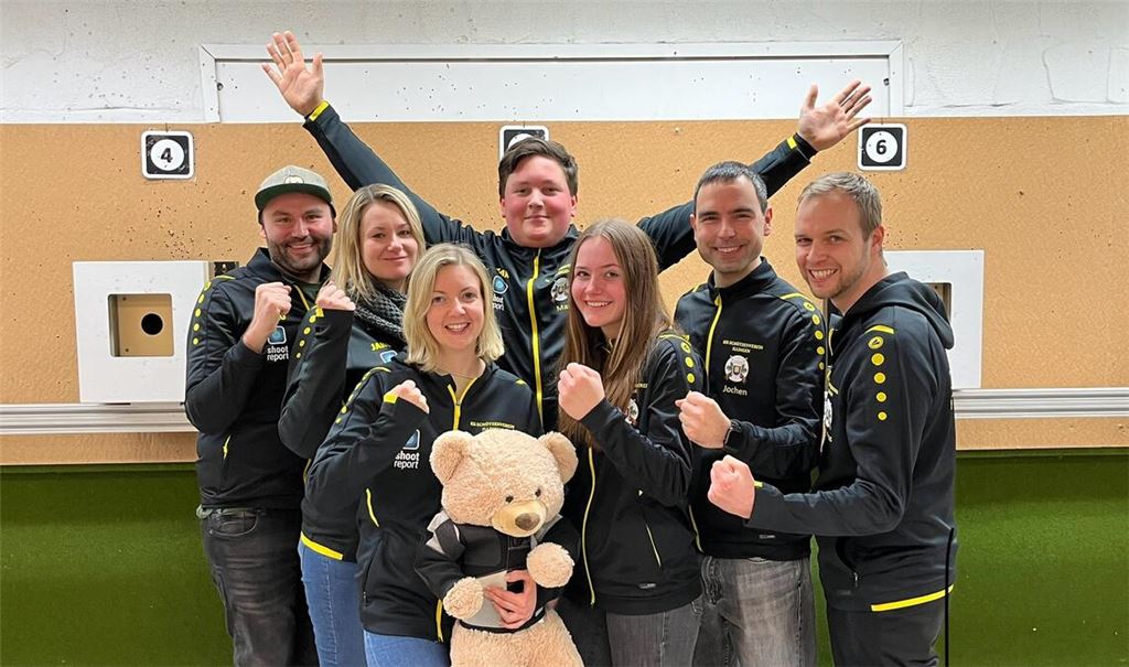 Adrian Mannhardt, Jenny Gneiser, Sina Gilmore, Max Fink, Jana Hinkel, Jochen Palmer, und Markus Burkhardt (v.li.) feiern die Meisterschaft. Foto: privat