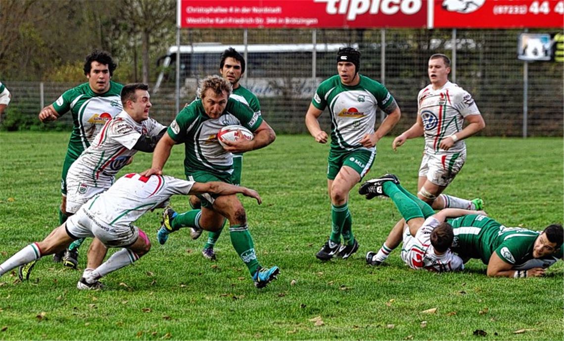 Adrian Winter (am Ball) setzt sich für den TV Pforzheim mit einem kräftigen Spurt durch. Foto: Jürgen Keller