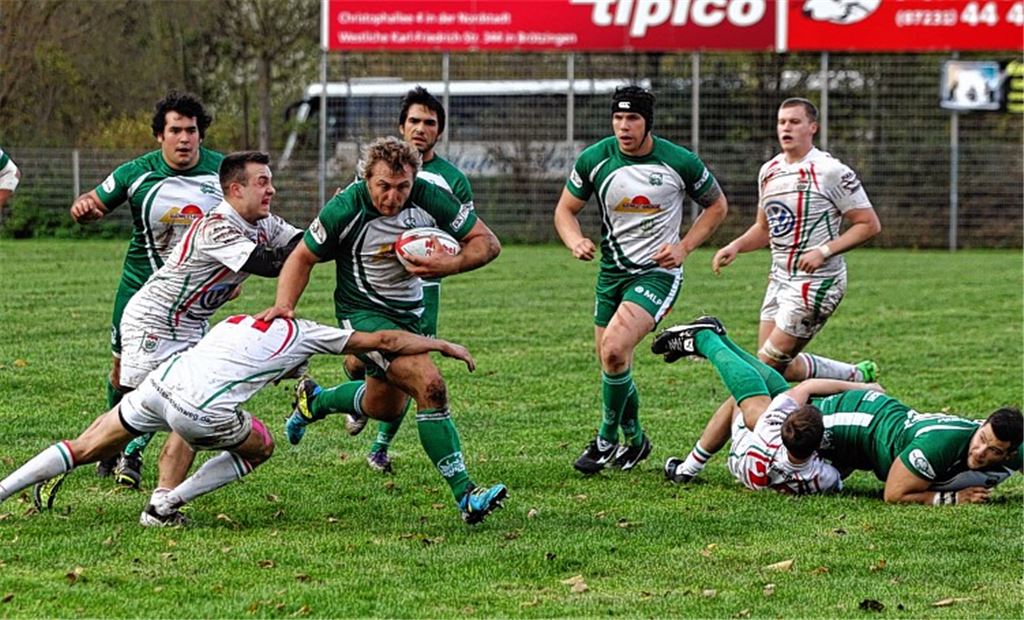Adrian Winter (am Ball) setzt sich für den TV Pforzheim mit einem kräftigen Spurt durch. Foto: Jürgen Keller