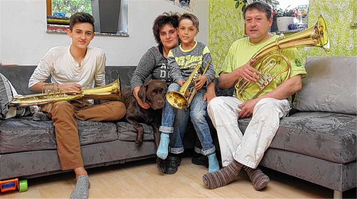 Adriano (v.li.), Hündin Luna, Isabell, Graziano und Jens Schaich hat ein Schicksalsschlag fest zusammengeschweißt. Vor fünf Jahren verbrühte sich Graziano schwer, was einen Wendepunkt im Leben der Knittlinger Familie bedeutete. Der Vater und seine Söhne spielen am 9. Juni mit der Knittlinger Stadtkapelle für den Verein „Paulinchen“, der sich für brandverletzte Kinder engagiert. 