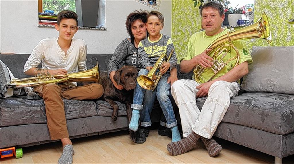 Adriano (v.li.), Hündin Luna, Isabell, Graziano und Jens Schaich hat ein Schicksalsschlag fest zusammengeschweißt. Vor fünf Jahren verbrühte sich Graziano schwer, was einen Wendepunkt im Leben der Knittlinger Familie bedeutete. Der Vater und seine Söhne spielen am 9. Juni mit der Knittlinger Stadtkapelle für den Verein „Paulinchen“, der sich für brandverletzte Kinder engagiert. 