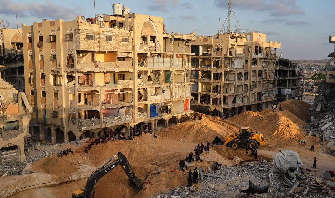 Ägyptische Arbeiter suchen mit schwerem Gerät nach sterblichen Überresten von Geiseln. (Archivbild)