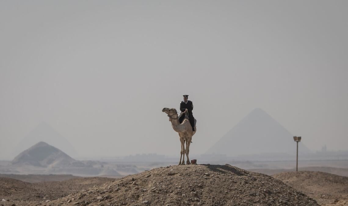 Ägyptischer Polizist auf einem Kamel.