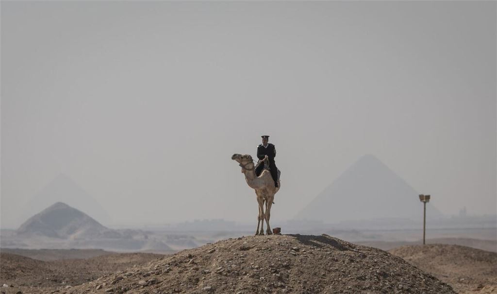 Ägyptischer Polizist auf einem Kamel.