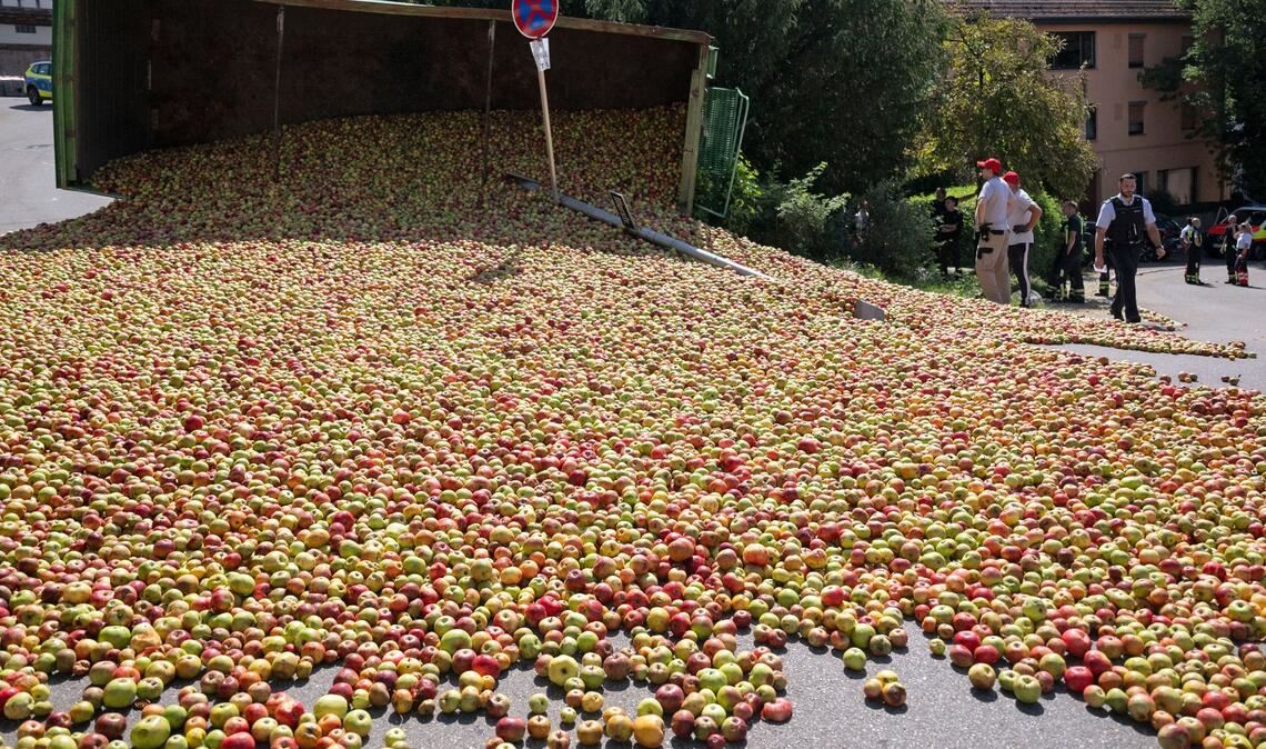 Äpfel liegen nach einem Unfall auf einer abgesperrten Straße in Reutlingen.