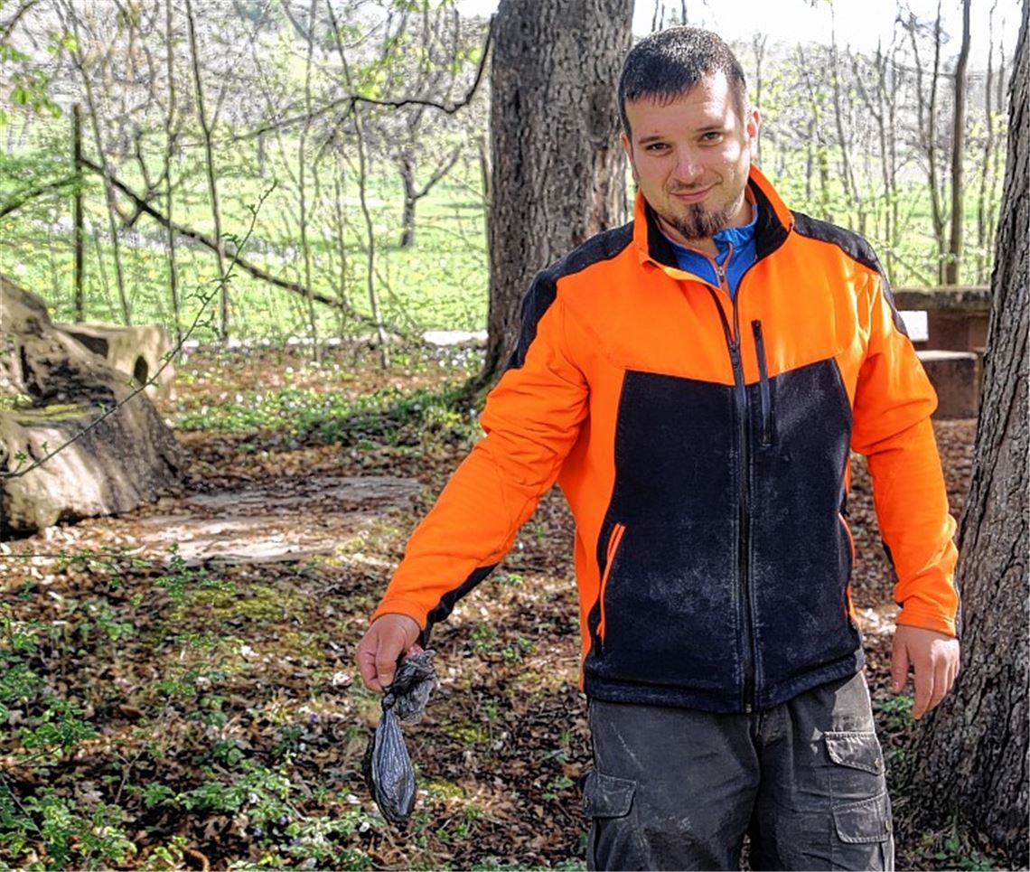 Ärgernis für die Waldarbeiter: Robert Lächler, Student der Forstwirtschaft und Praktikant bei Rolf Esslinger, hat eine weitere Plastiktüte mit Hundekot am Bergbrunnen entdeckt.