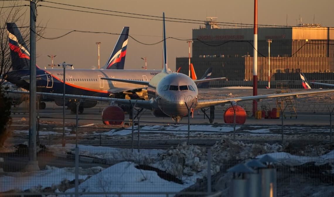 Aeroflot-Passagierflugzeuge stehen auf dem Flughafen Scheremetjewo außerhalb von Moskau. Der Luftraum über allen EU-Staaten ist für russische Flugzeuge komplett gesperrt