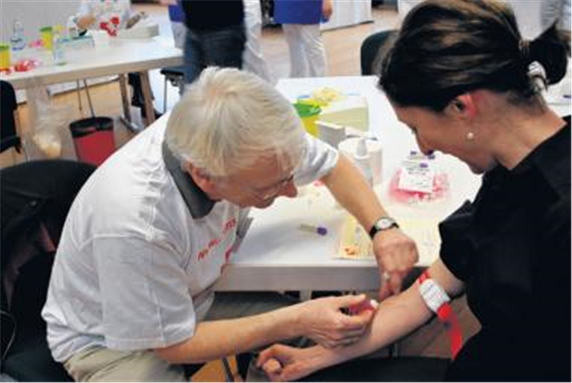 Ärzte im ehrenamtlichen Einsatz: Dr. Udo Beller entnimmt Katja Gruica eine Blutprobe.
Foto: Stahlfeld
