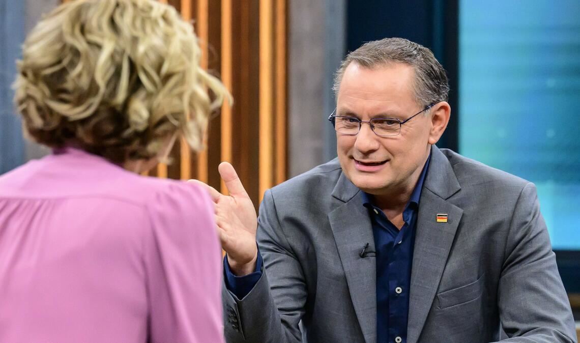 AfD-Chef Tino Chrupalla bei Caren Miosga.