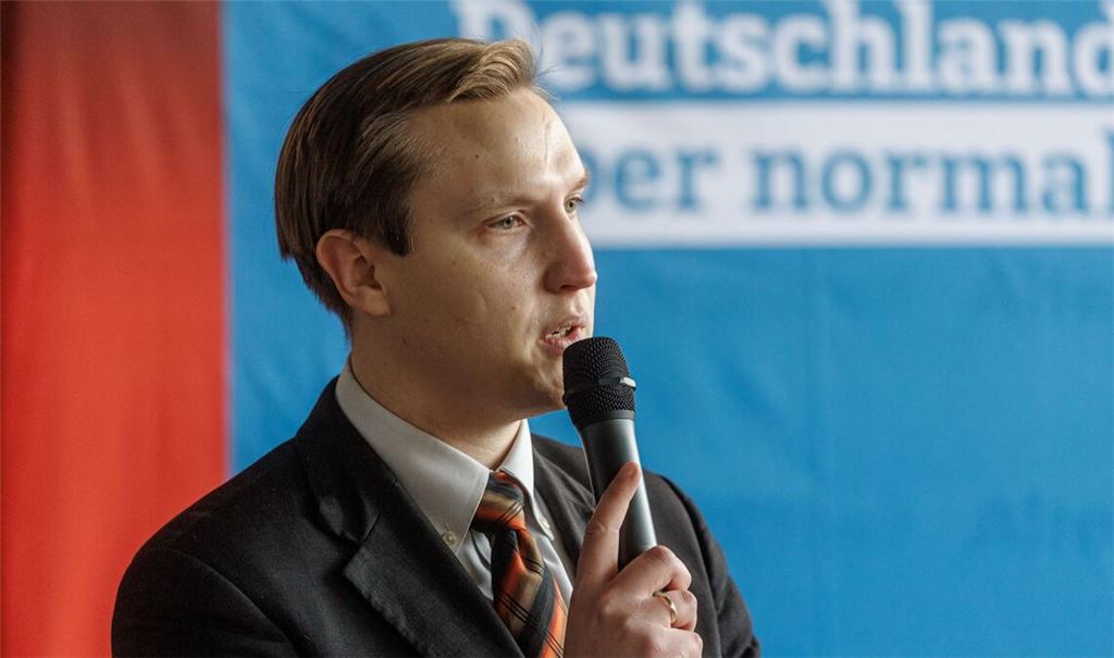 AfD-Nachwuchspolitiker Kevin Dorow wird doch nicht aus der Partei ausgeschlossen, muss dafür aber auf seine Ämter verzichten. (Archivbild)