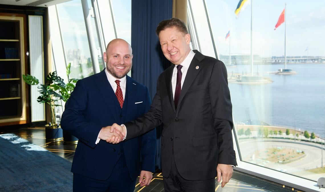 AfD-Politiker Markus Frohnmaier: Handshake mit Putins Vertrautem und Gazprom-Chef Alexej Miller beim Wirtschaftsforum in St. Petersburg.