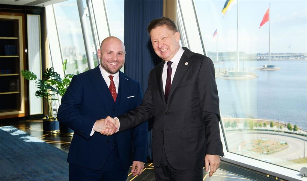 AfD-Politiker Markus Frohnmaier: Handshake mit Putins Vertrautem und Gazprom-Chef Alexej Miller beim Wirtschaftsforum in St. Petersburg.