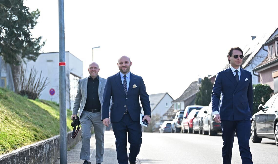 AfD-Spitzenkandidat Markus Frohnmaier auf dem Weg zur Stimmabgabe in Weil der Stadt.