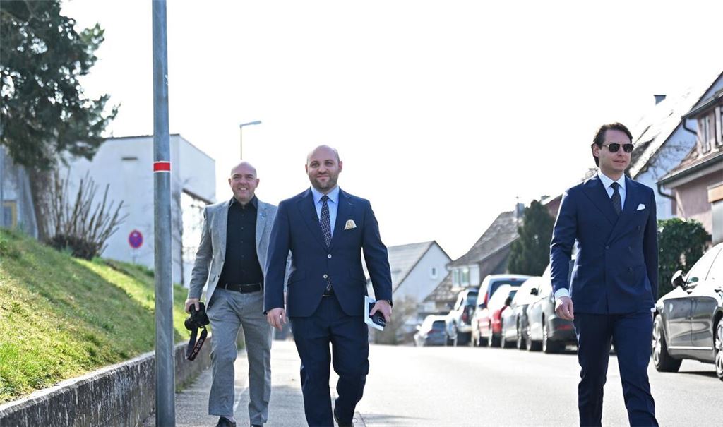 AfD-Spitzenkandidat Markus Frohnmaier auf dem Weg zur Stimmabgabe in Weil der Stadt.