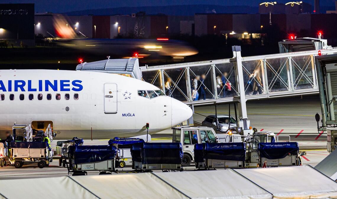 Afghaninnen und Afghanen mit Aufnahmezusage sollen mit dem Linienflug in Hannover ankommen sein.