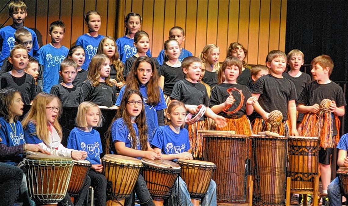 Afrikanische Klänge präsentieren die Schülerinnen und Schüler aus Lomersheim. Rechts oben: Die Kinder der Dürrmenzer Grundschule werden mit ihrem Musical auch bei der Gartenschau auftreten. Bild darunter: Die ganze Lienzinger Schule ist auf der Bühne versammelt.