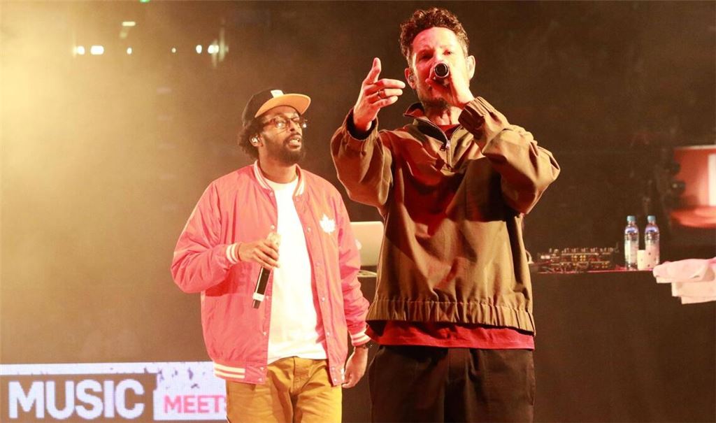 Afrob (links) und Max Herre gehörten zur Kolchose. Hier singen sie 2019 gemeinsam auf einem Konzert.