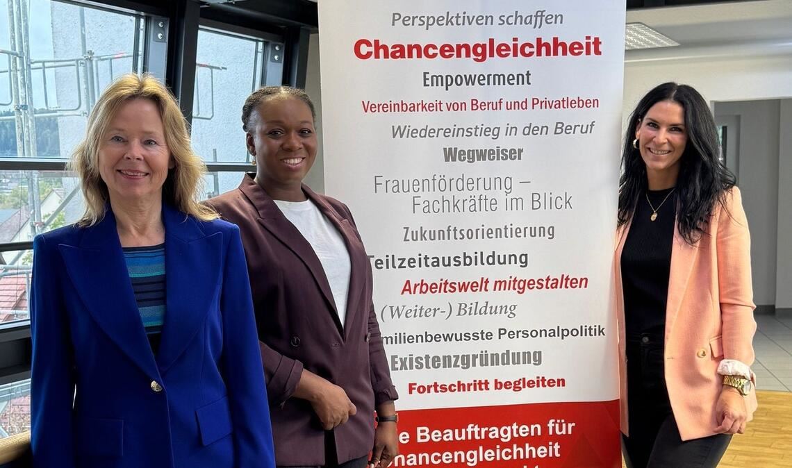 Agentur-Beauftragte kämpfen für Chancengleichheit Agentur-Chefin Martina Lehmann (li.) mit Halimatou Camara (Mitte) und Katja Müller. Foto: Stefan Gauß/ Agentur für Arbeit Nagold-Pforzheim)