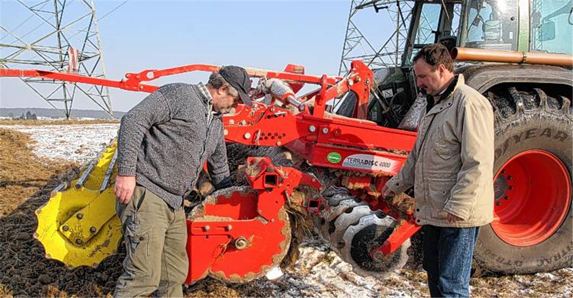 Agraringenieur Ulrich Horsch (re.) von der Domäne Elfinger Hof im Gespräch mit seinem Mitarbeiter Werner Ludwig. Bei frostigen Temperaturen werden Felder für die Aussaat vorbereitet.