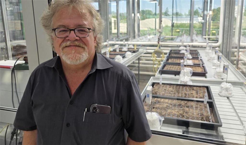 Agrarwissenschaftler Ralf Vögele erforscht mit Hilfe modernster Technik unter anderem die Robustheit von Pflanzen in Zeiten des Klimawandels.