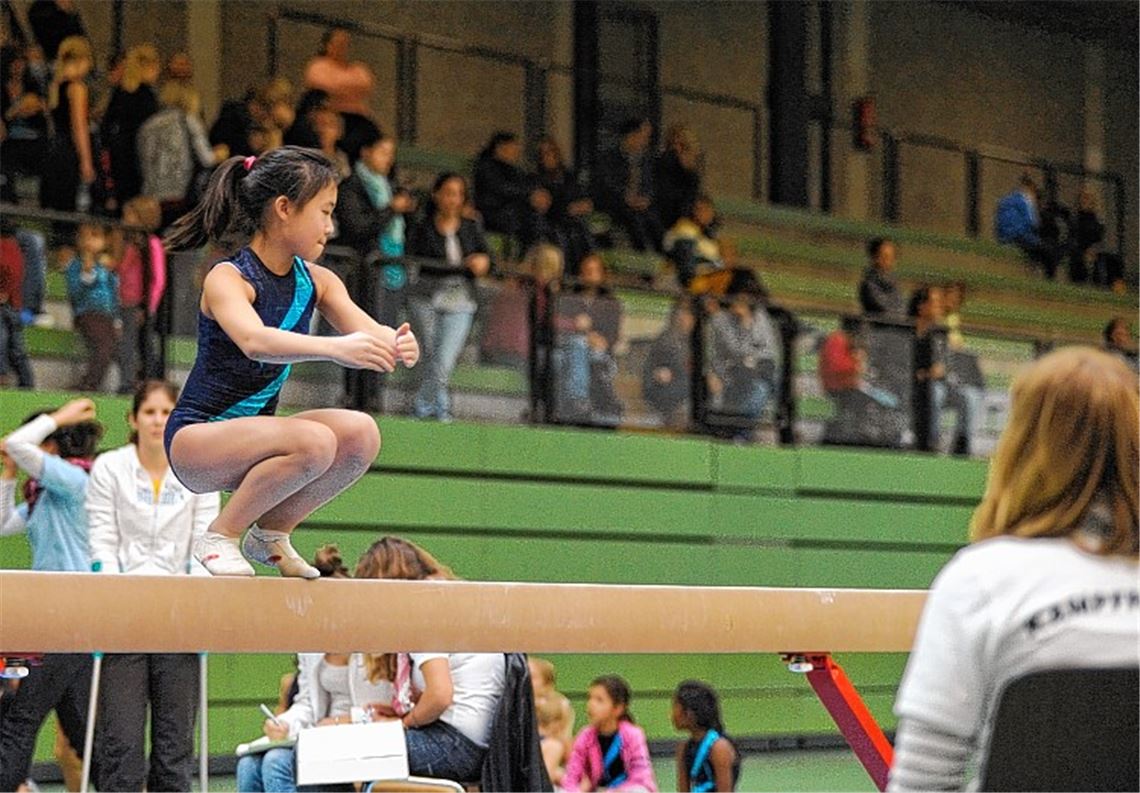 Aillen Tran, die für die D-Jugendmannschaft des TV Mühlacker startet, meistert den Balanceakt auf dem Schwebebalken. Für die jungen Teilnehmer ist der Turnwettbewerb, der in der Enztalhalle vor größerem Publikum über die Bühne geht, eine besondere Herausforderung. Fotos: Fotomoment