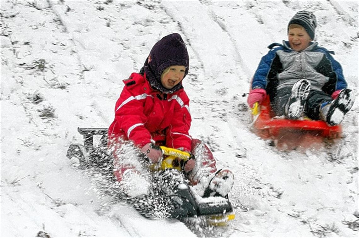 Aimée und Lukas liefern sich in Sternenfels auf rutschiger Piste ein heißes Rennen. Foto: Hansen
