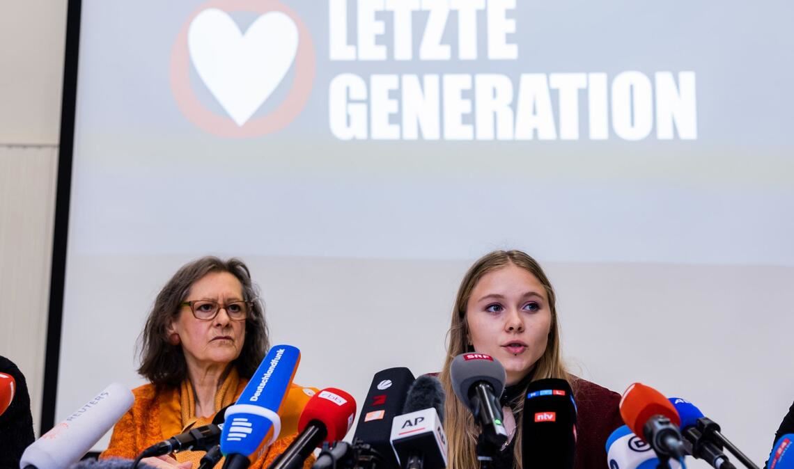 Aimee van Baalen (r.), Sprecherin der Letzten Generation, und Marion Fabian, Aktivistin, bei der Pressekonferenz