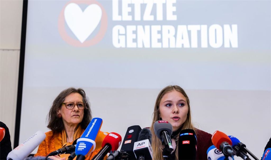 Aimee van Baalen (r.), Sprecherin der Letzten Generation, und Marion Fabian, Aktivistin, bei der Pressekonferenz