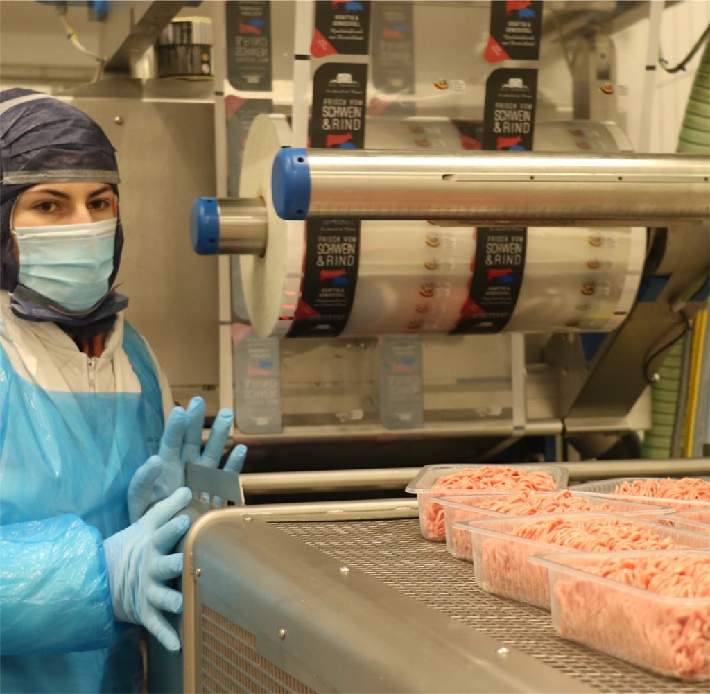 Akkordarbeit in der Kälte: Hackfleischschalen, die später beim Discounter ins Kühlregal einsortiert werden, verlassen das Fließband in der Produktion von Müller-Fleisch in Birkenfeld. Das Veterinäramt überwacht den Fleischbetrieb.Archivfoto: Wewoda