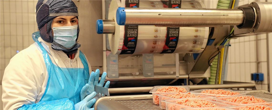 Akkordarbeit in der Kälte: Hackfleischschalen, die später beim Discounter ins Kühlregal einsortiert werden, verlassen das Fließband in der Produktion von Müller Fleisch in Birkenfeld. Foto: Wewoda